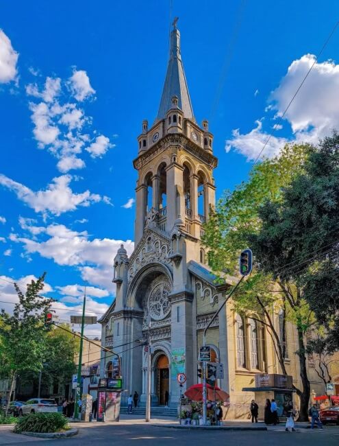 Enlightenment: La nueva experiencia inmersiva de luces dentro de una iglesia