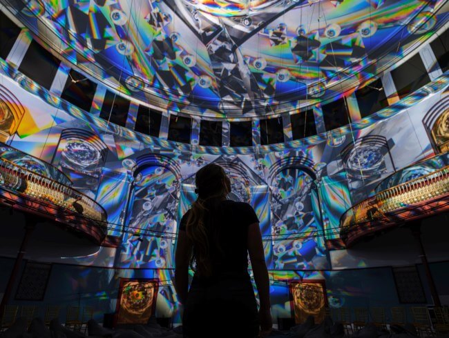 Enlightenment: La nueva experiencia inmersiva de luces dentro de una iglesia