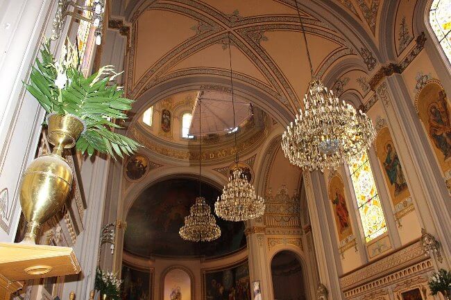 Enlightenment: La nueva experiencia inmersiva de luces dentro de una iglesia