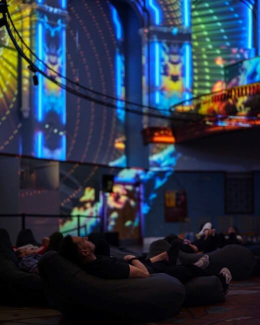 Enlightenment: La nueva experiencia inmersiva de luces dentro de una iglesia