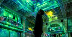 Enlightenment: La nueva experiencia inmersiva de luces dentro de una iglesia