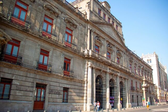 Para comprar libros baratos: Regresa la Feria Internacional del Libro del Palacio de Minería