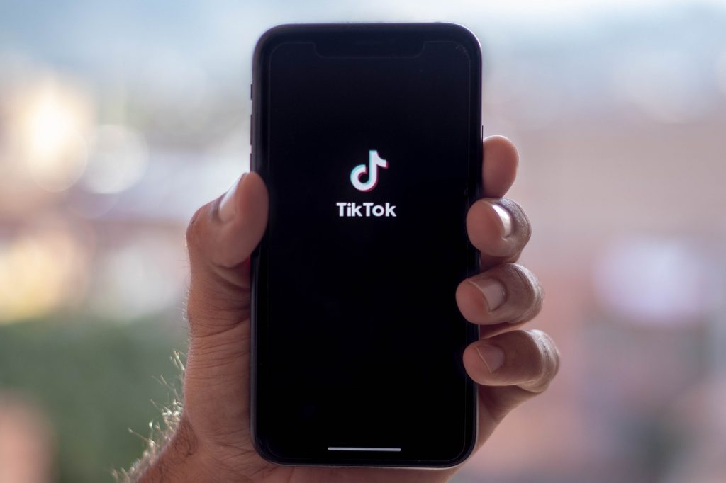 Hombre demanda a restaurante por exhibir su infidelidad en TikTok