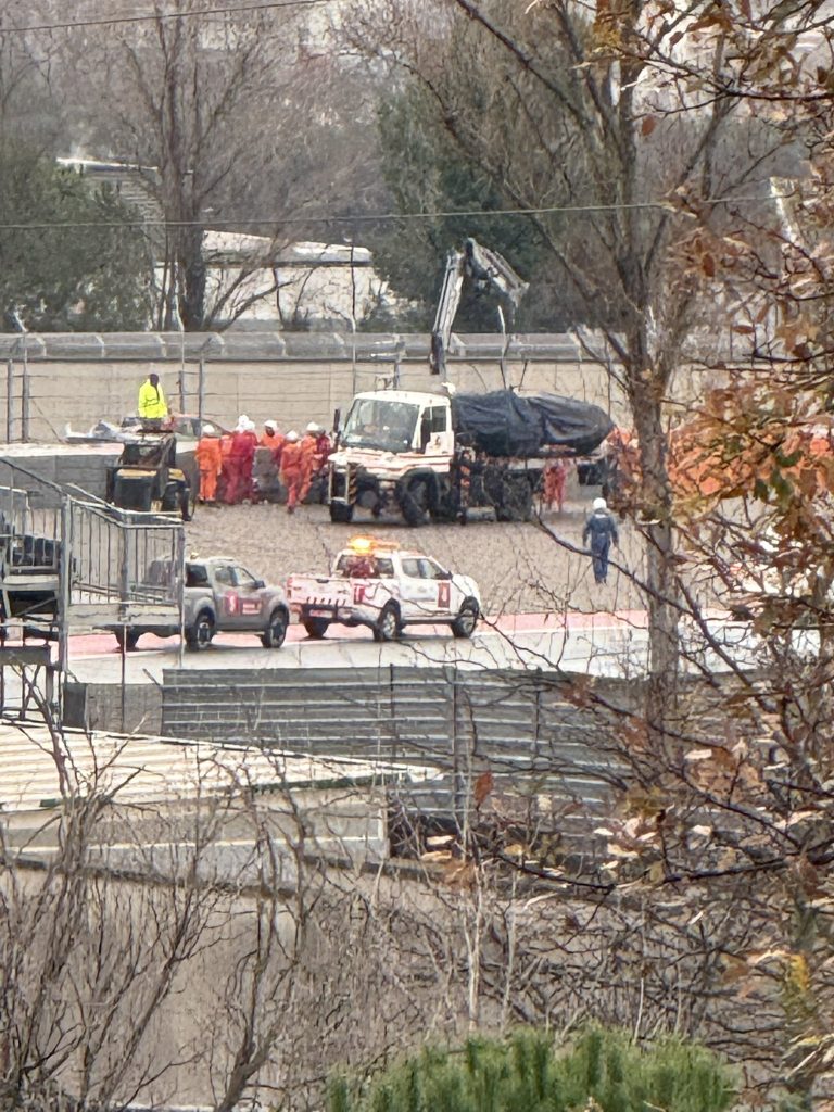 El RB22 de Hadjar fue retirado en grúa