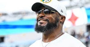 Mike Tomlin queda fuera de los Steelers