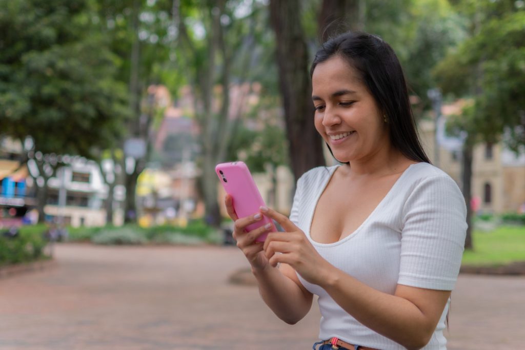 mujer viendo telefono