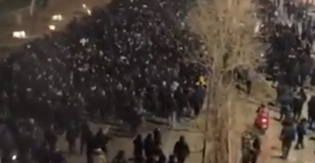 nuevas-protestas-iran-razon-mujeres-queman-fotos-ali-khamenei