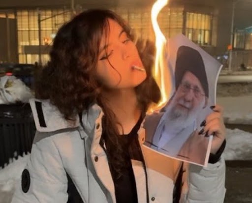 nuevas-protestas-iran-razon-mujeres-queman-fotos-ali-khamenei-2