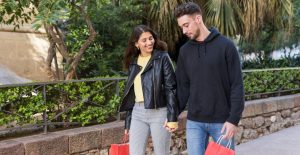 pareja caminando