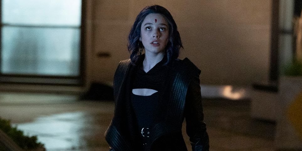 Teagan Croft como Raven en la serie Titanes
