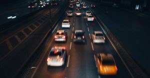 Carro vs. transporte público, ¿qué es mejor?