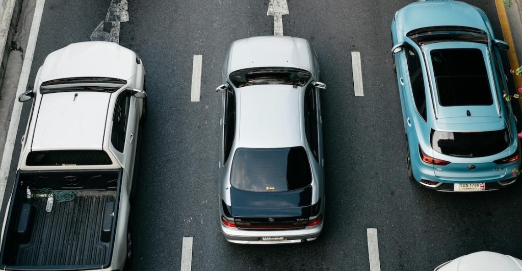 Carro vs. transporte público, ¿qué es mejor?