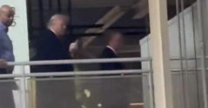 Trump pintando dedo a trabajador / Captura de pantalla