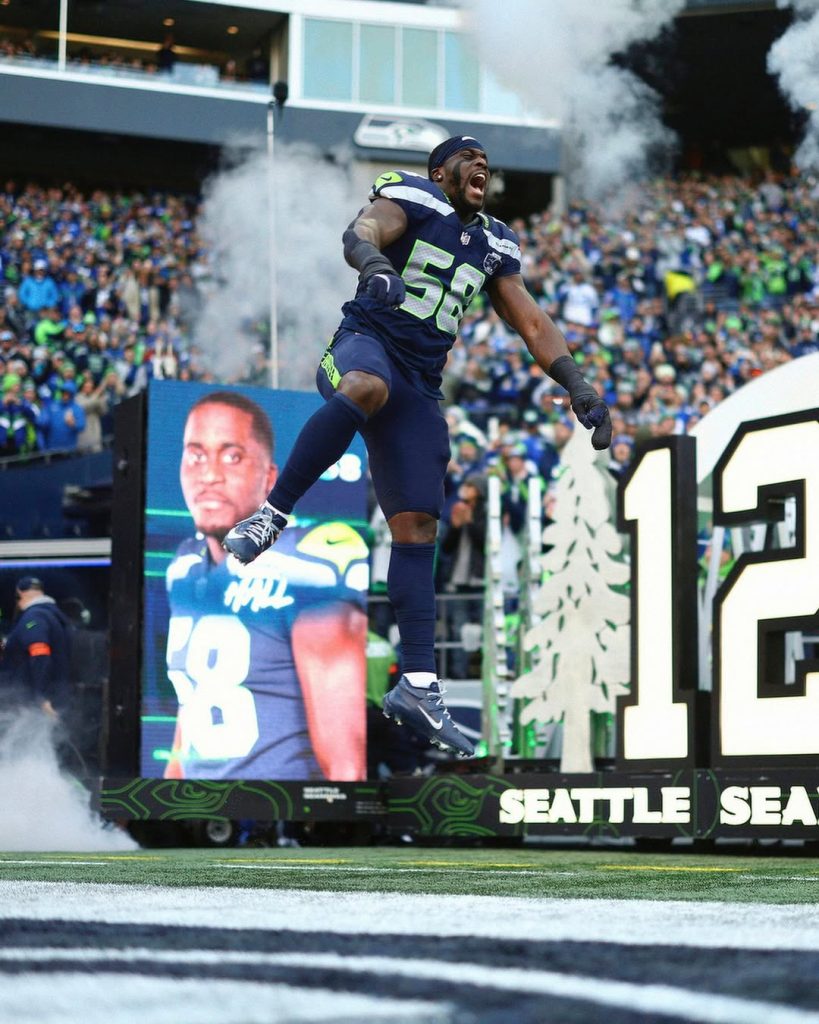 Derick Hall, linebacker de los Seattle Seahawks, celebra en el campo durante un partido.