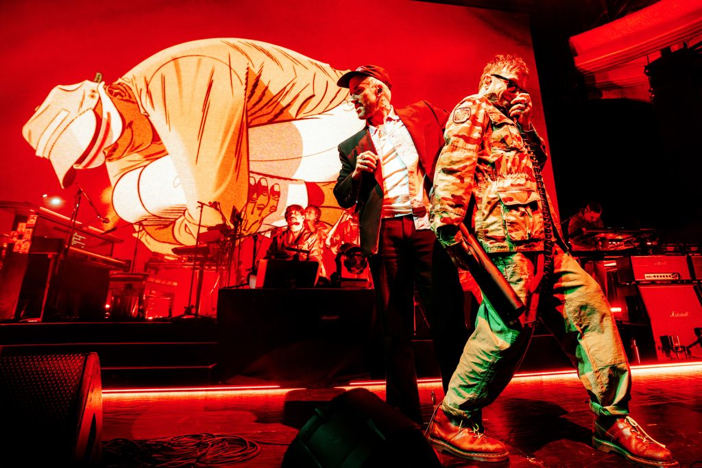 Damon Albarn junto a Joe Talbot de IDLES durante el concierto de Gorillaz en el Hollywood Palladium de Los Ángeles el 23 de febrero de 2026
