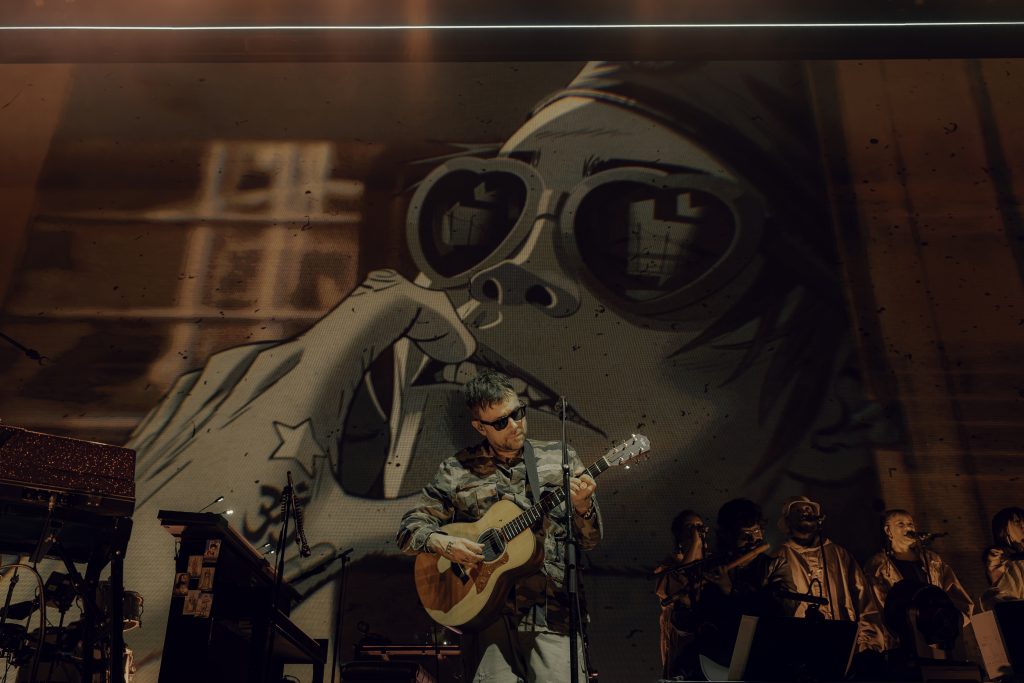 Damon Albarn tocando guitarra con Gorillaz en el Hollywood Palladium de Los Ángeles el 23 de febrero de 2026