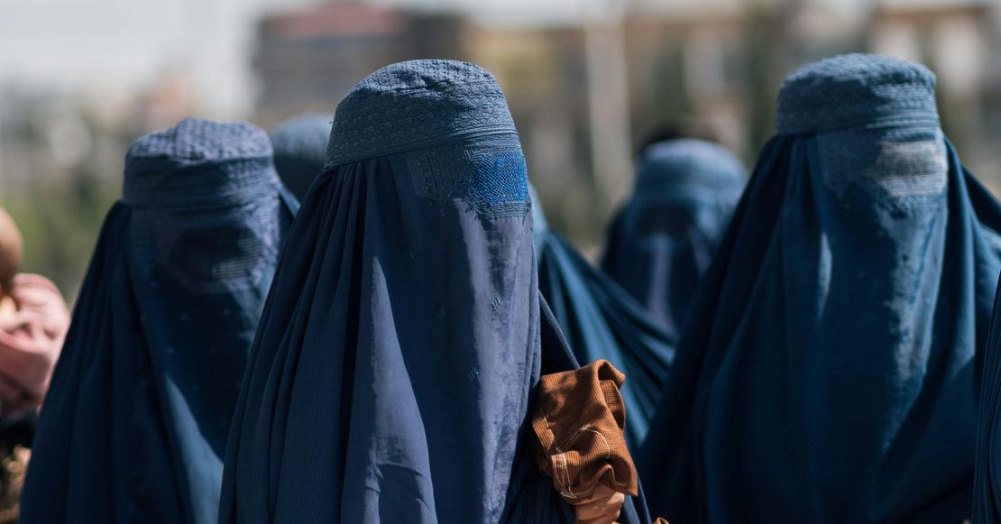 Burka Blue: La canción viral sobre la vestimenta y la opresión de las mujeres en Afganistán