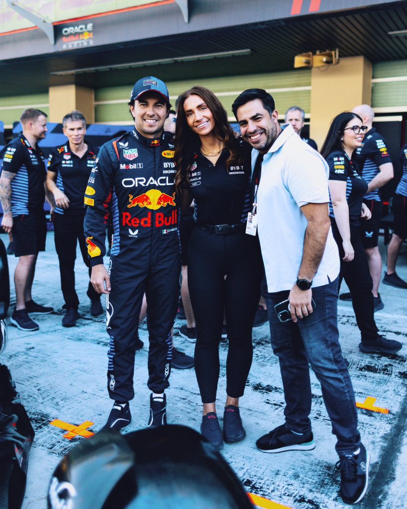 Alice Hedworth con Checo Pérez