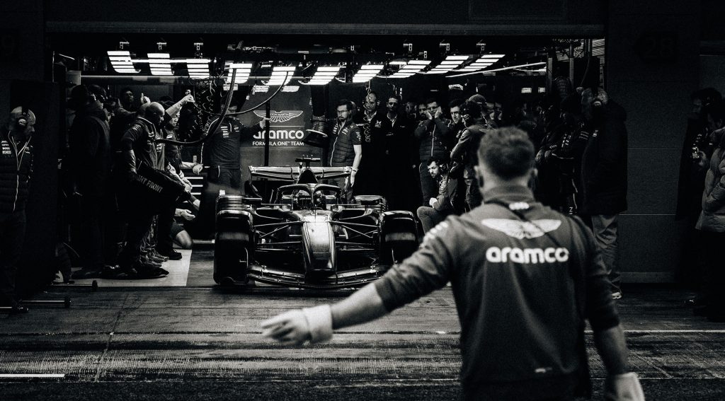 El AMR26 con cuernos vikingos arriba del reposa cabezas