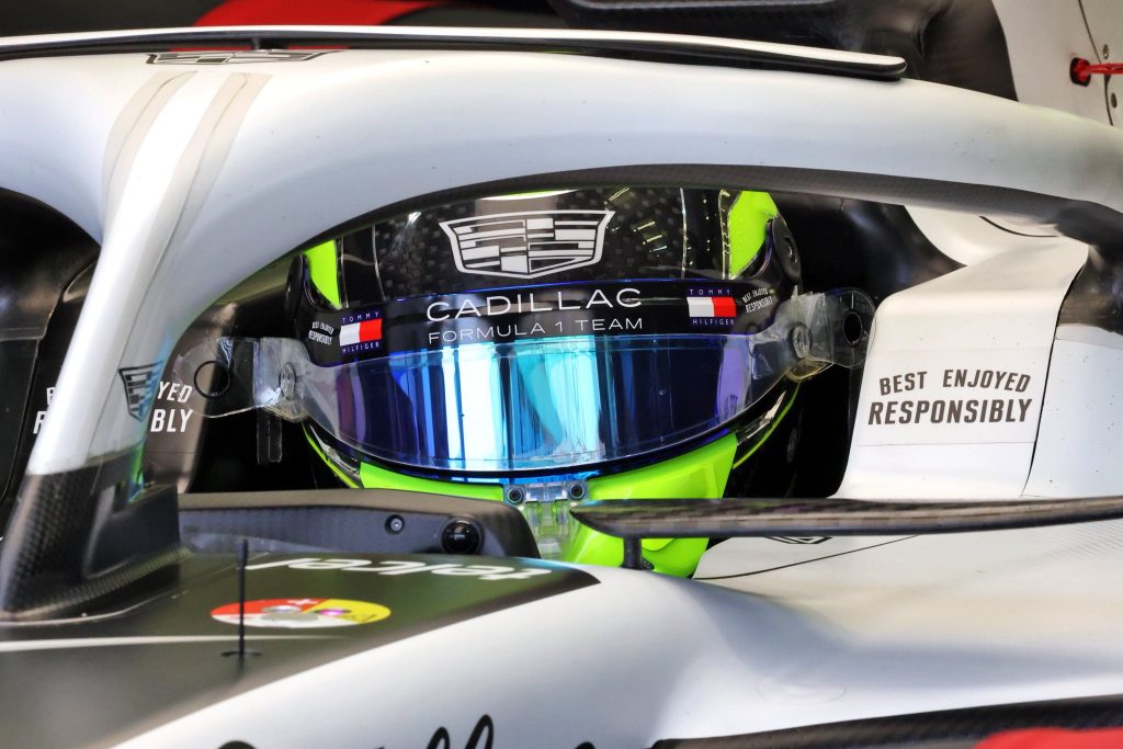 Checo a punto de salir a pista