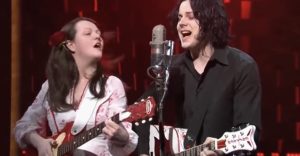 The White Stripes en Late Night With Conan O'Brian / Captura de pantalla