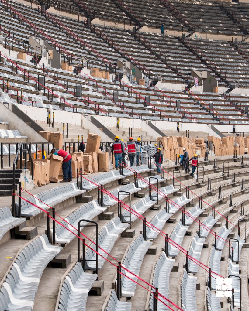 Instalación de butacas en el Estadio Azteca