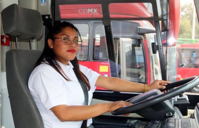 Mujeres al volante: Cómo las conductoras de las aplicaciones rompen los estigmas