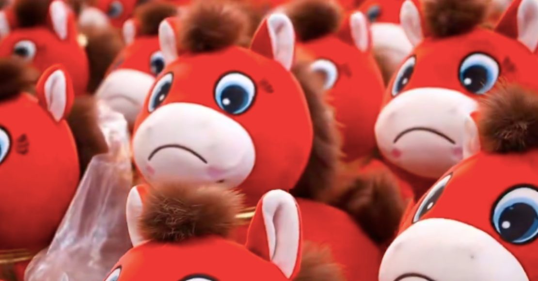 ¿Adiós Labubus? “Caballo llorón”, el peluche defectuoso que es un éxito en China