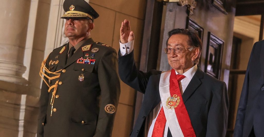 Perú tiene nuevo presidente interino: el polémico José María Balcázar
