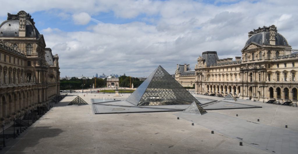 Renuncia directora del Museo Louvre tras robo histórico