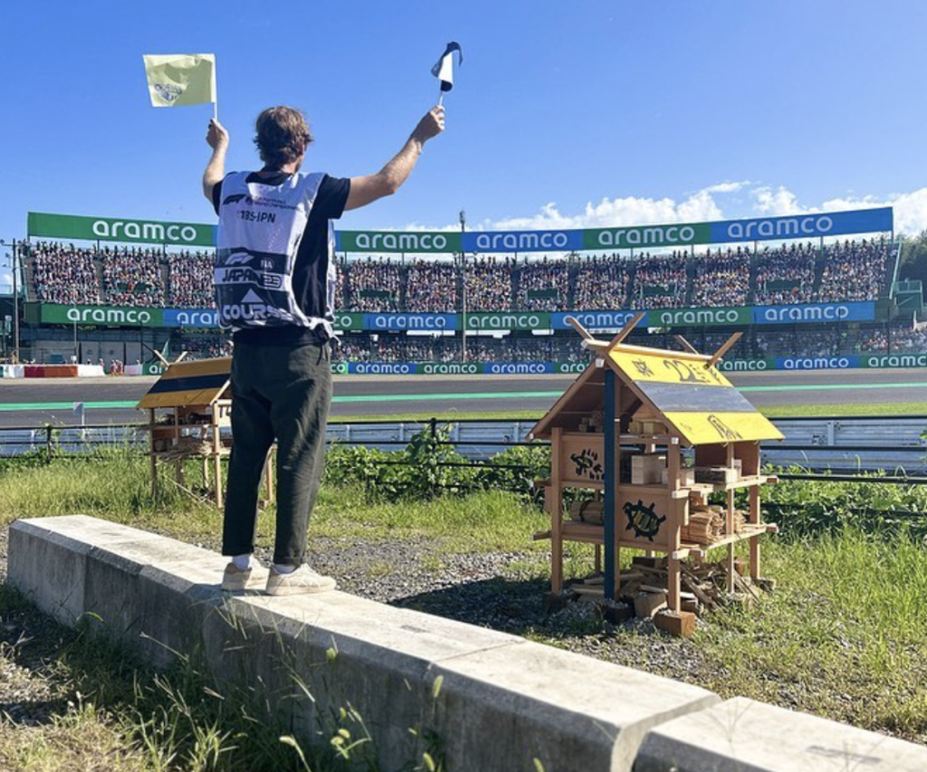 Sebastian Vettel en la inauguración de los "Hoteles de Abejas"