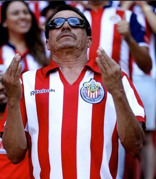 Señor rezando Chivas