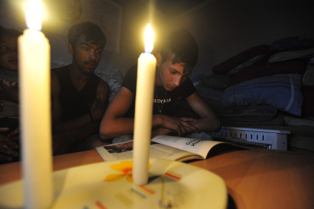 Personas usando velas durante un apagón eléctrico en Cuba