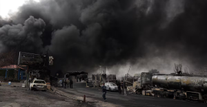 Humo negro sobre la refinería de petróleo de Shahran en Teherán, Irán, tras un ataque aéreo.