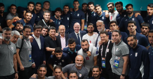 Selección de Irán posa con Gianni Infantino en una visita al equipo nacional