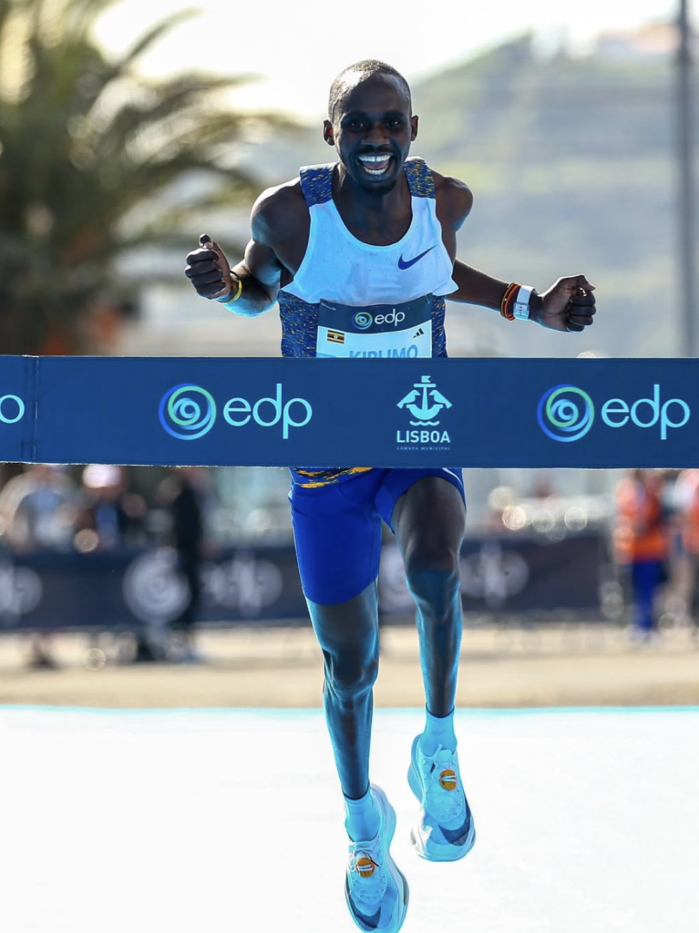 Jacob Kiplimo a la llegada a la meta