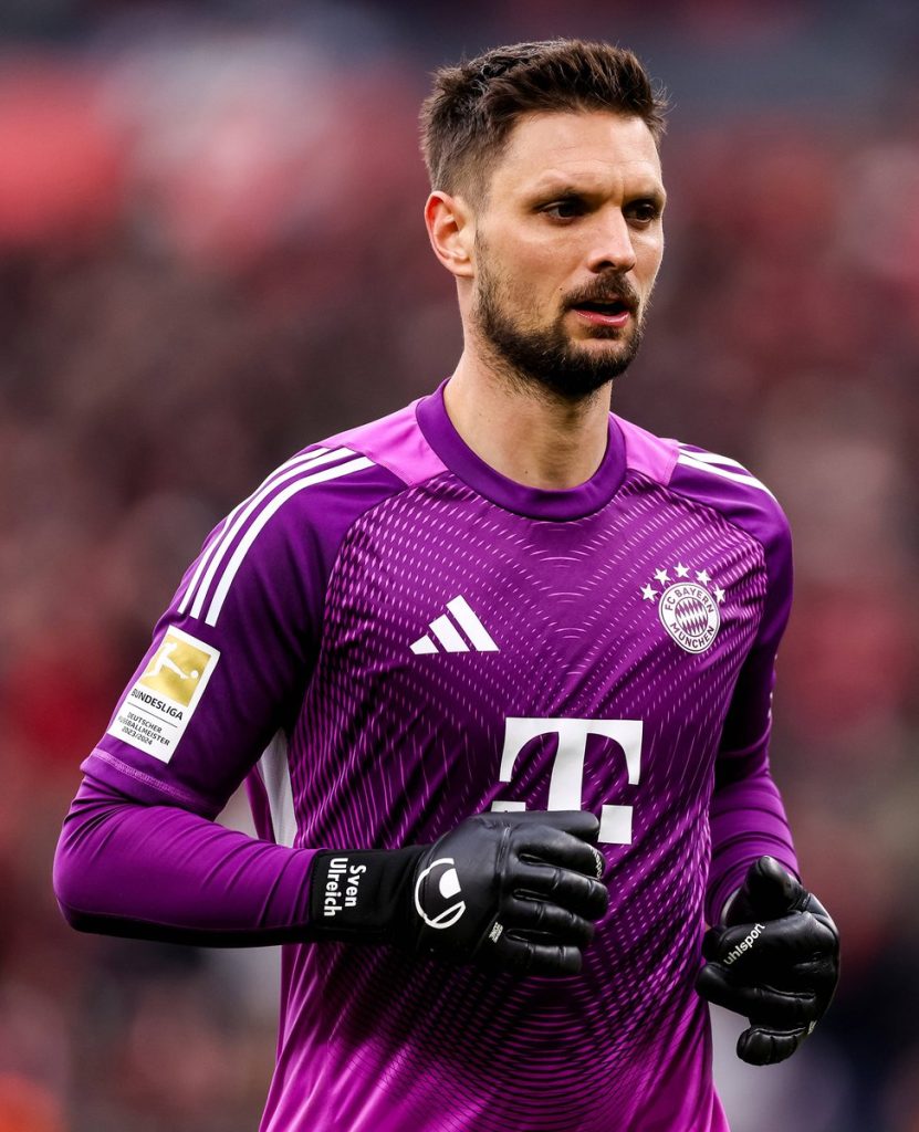 Sven Ulreich, de 37 años, también se lesionó