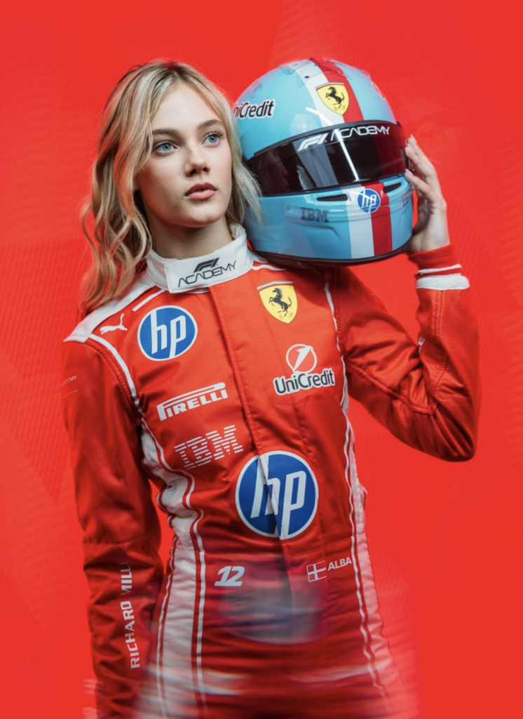 Alba Larsen con los colores de Ferrari