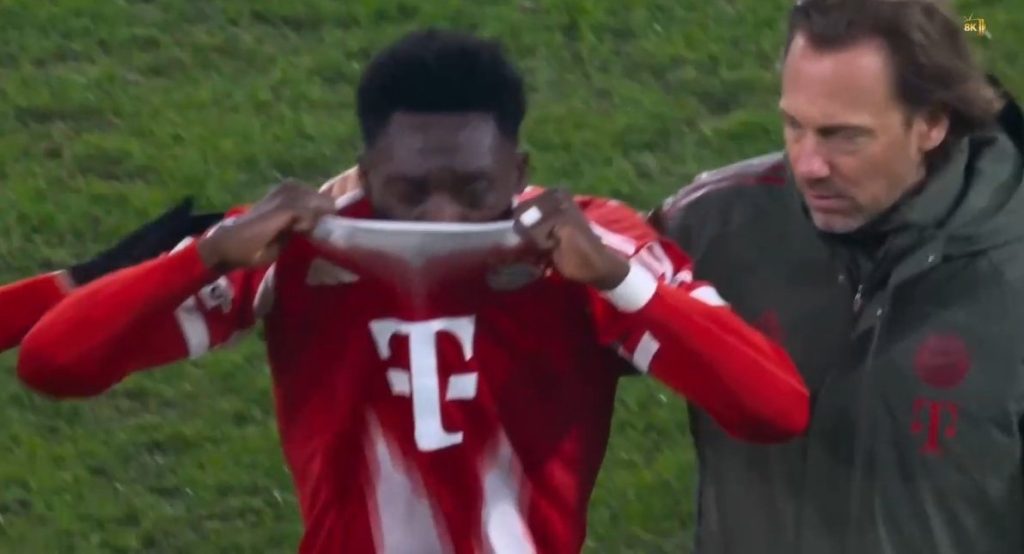 Así salió de la cancha Alphonso Davies