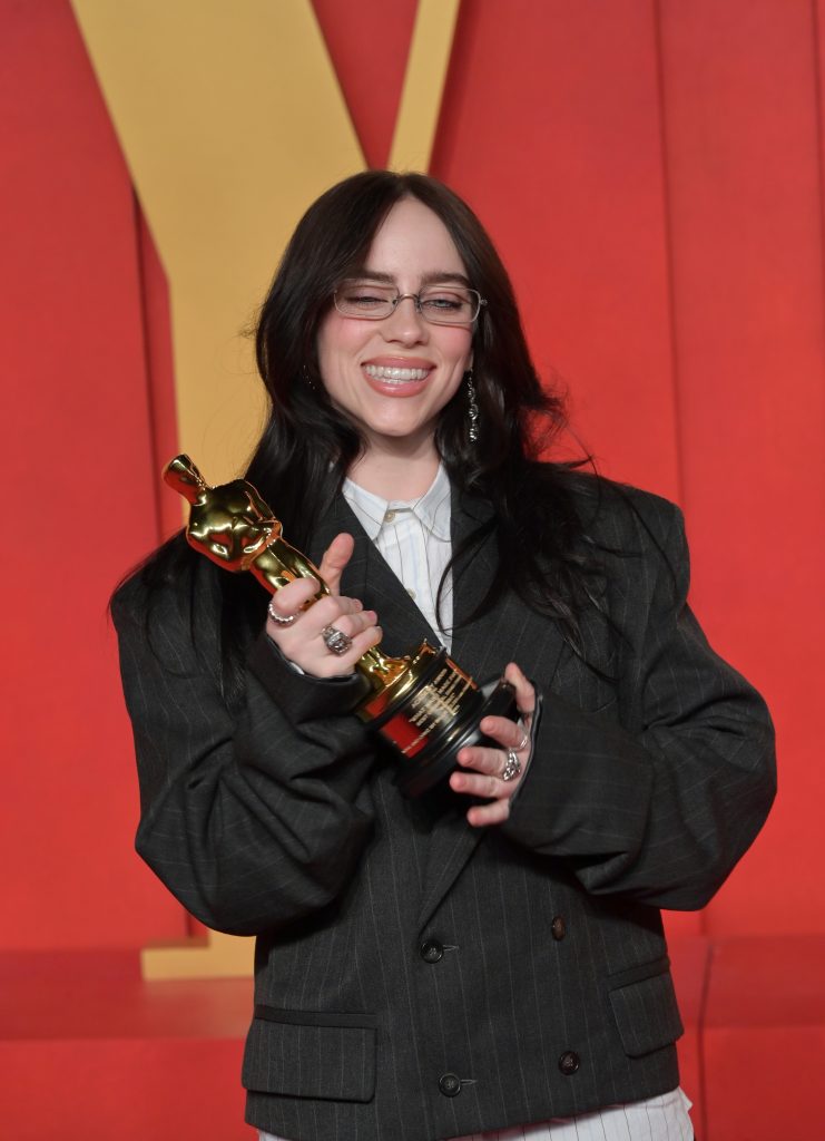 Billie Eilish con uno de sus Oscar