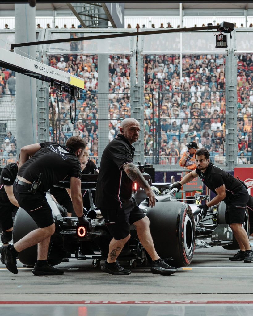 Los mecánicos no lograron solucionar el problema en el auto de Checo