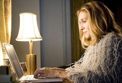 Carrie Bradshaw escribiendo su columna