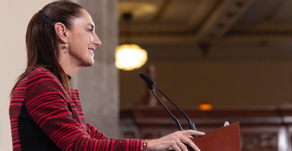 Sheinbaum confirma que mujer que tomaba el sol en Palacio Nacional es real