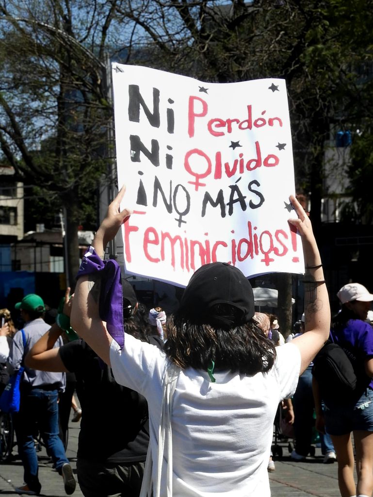 Toda muerte violenta de una mujer será investigada como feminicidio en México