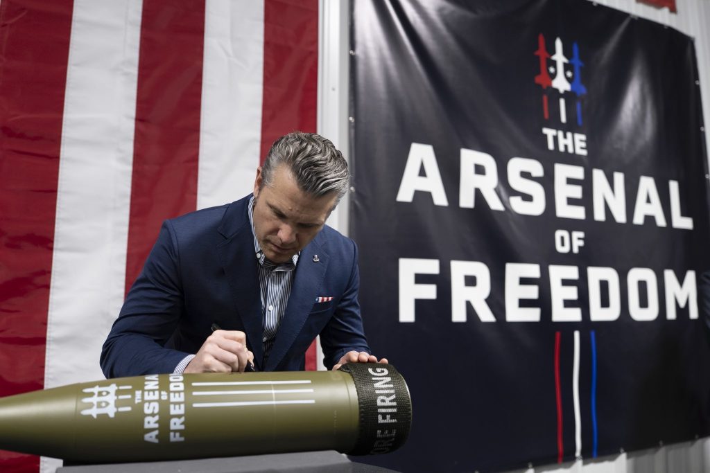 Estados Unidos presume que hundió buque de Irán con decenas de muertos