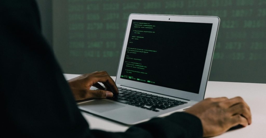 Hackers relacionados con Irán atacan el correo personal del director del FBI