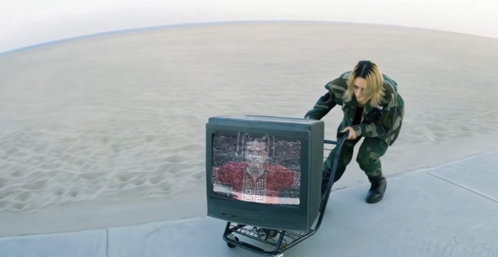 Jehnny Beth, "Look At Me" / Captura de pantalla