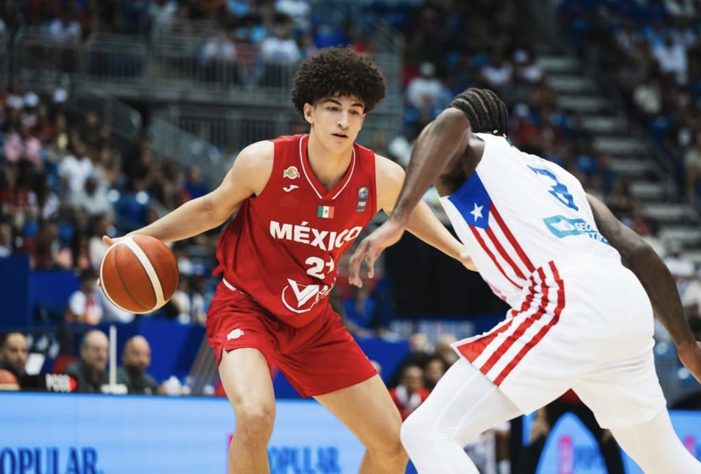 Karim López jugando para México