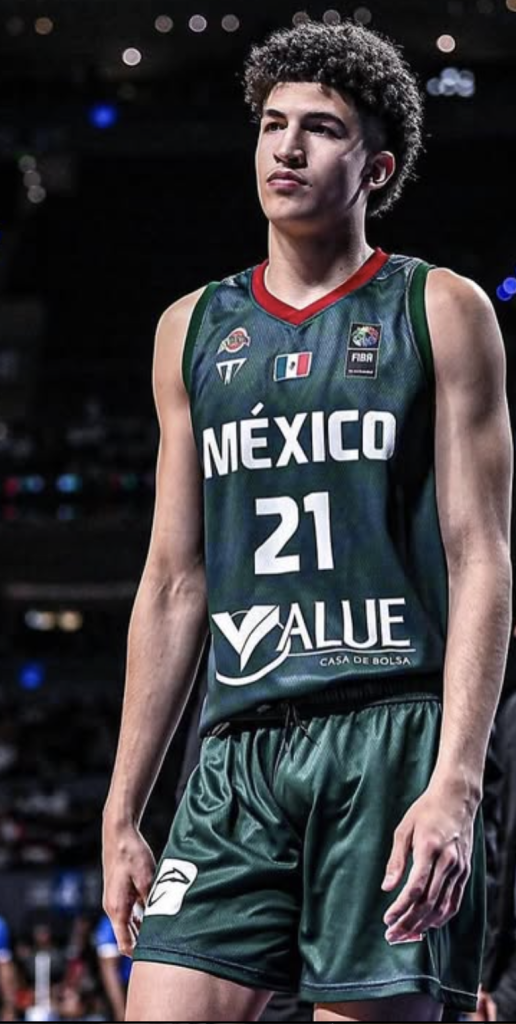 Karim López mide más de dos metros