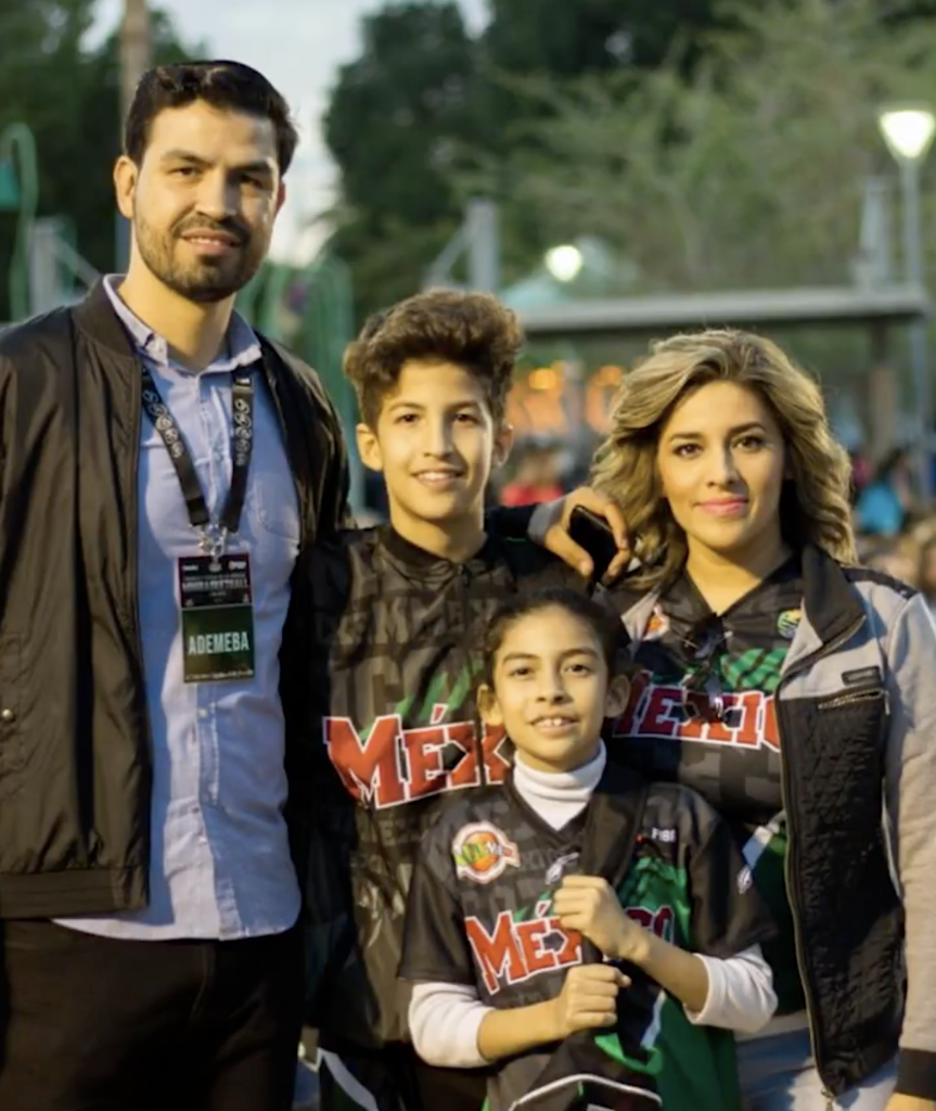 Karim López de niño, junto a sus padres y hermana